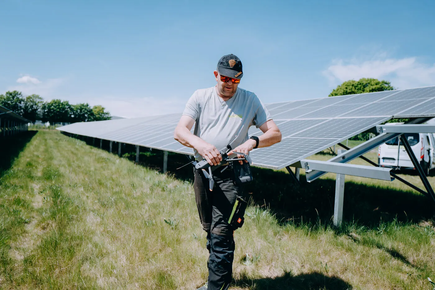 Drohnenpilot im Solarpark