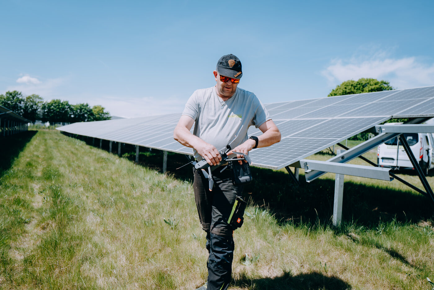 Drohnenpilot im Solarpark