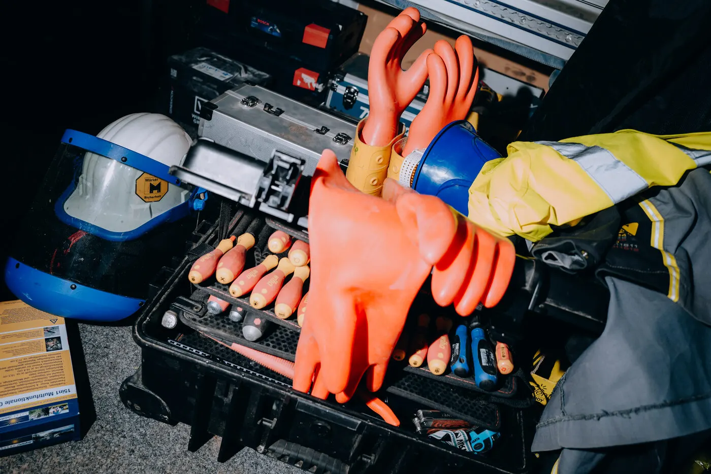 Sicherheitsausrüstung: Helm und Hochspannungs-Handschuhe