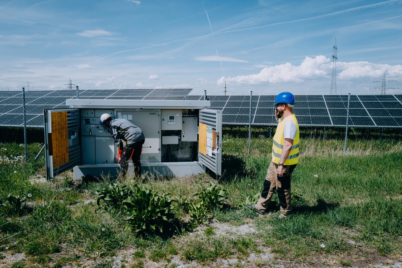 Arbeit an einer Umspannstation im Solarpark